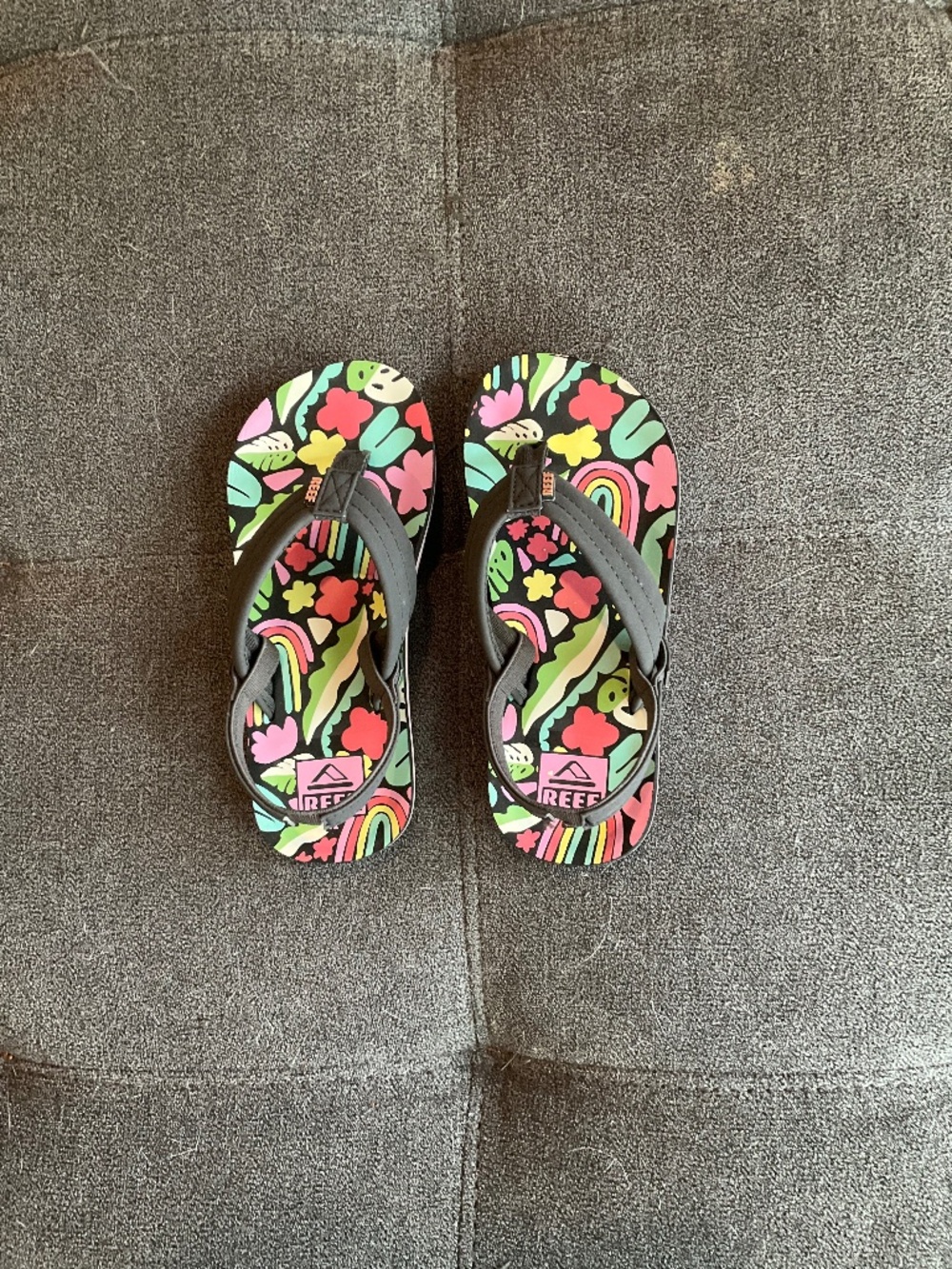 EUC Reef Kids Girl's Rainbow Flip Flops Sandals Size 12